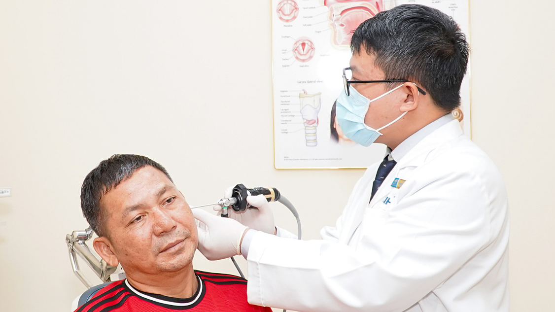 6 mũi tiêm xuyên tai giúp người đàn ông cải thiện thính lực