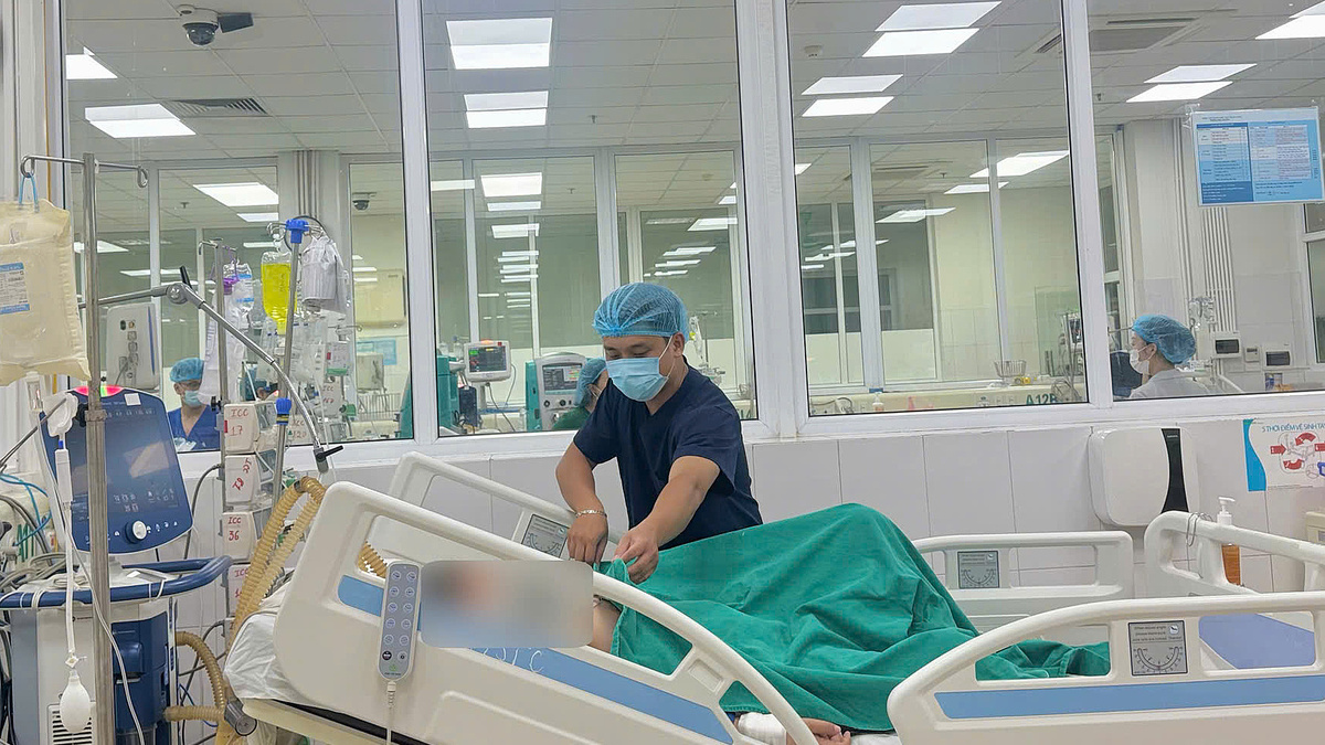 Vết mò đốt khiến bé gái 14 tuổi phải lọc máu
