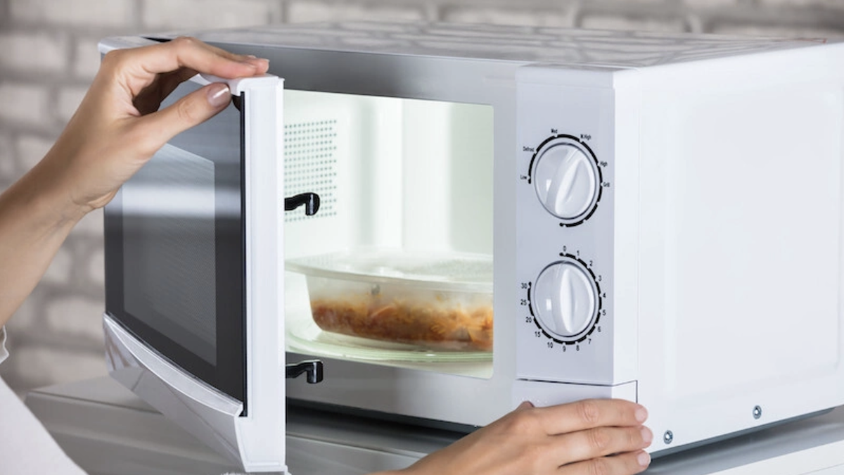 Bác sĩ chỉ ra 3 lỗi dùng lò vi sóng có thể gây hại sức khỏe