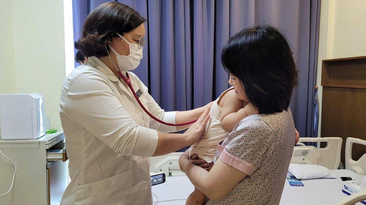 Bé gái bị tăng sản thượng thận, suy hô hấp