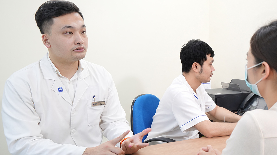 Pin đồ chơi gây bỏng màng nhĩ bé trai