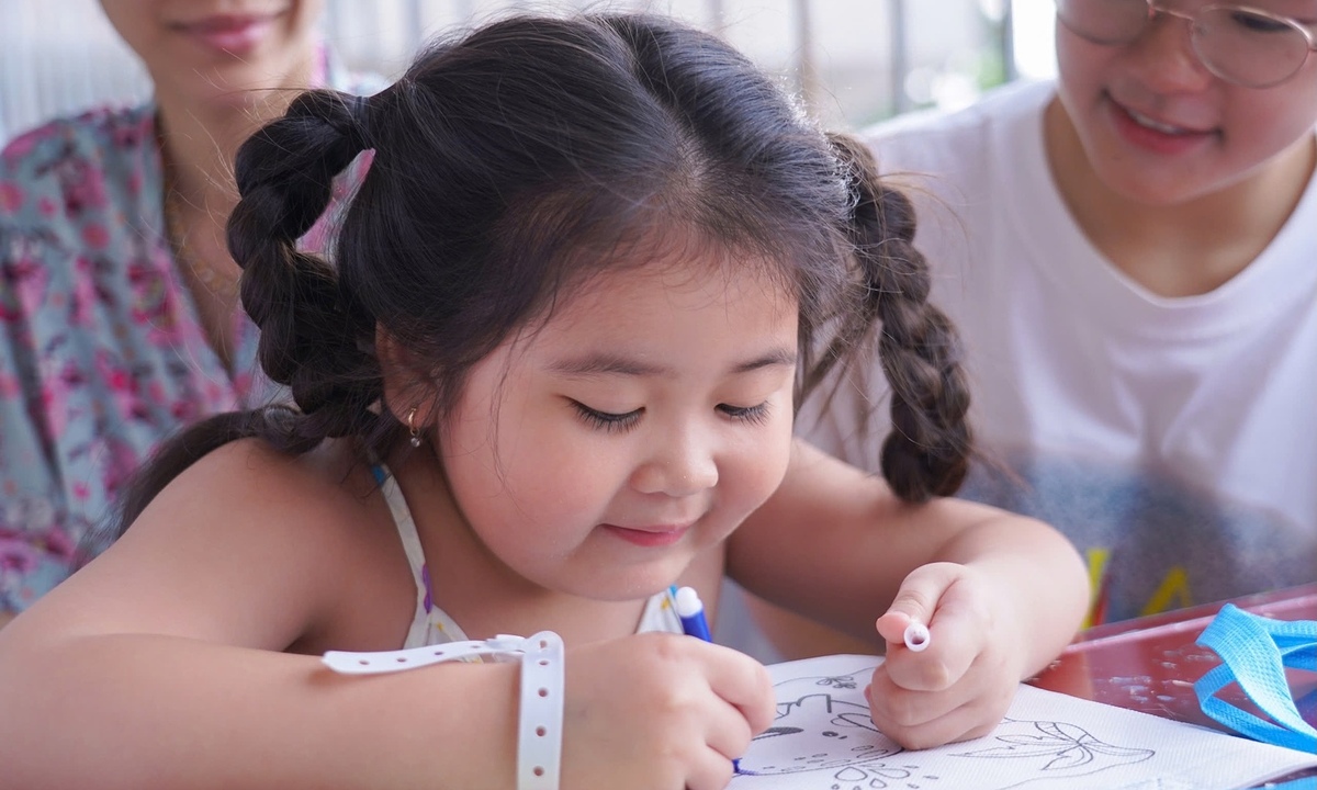 Hành lang bệnh viện thành lớp học, rạp phim ngày khai giảng