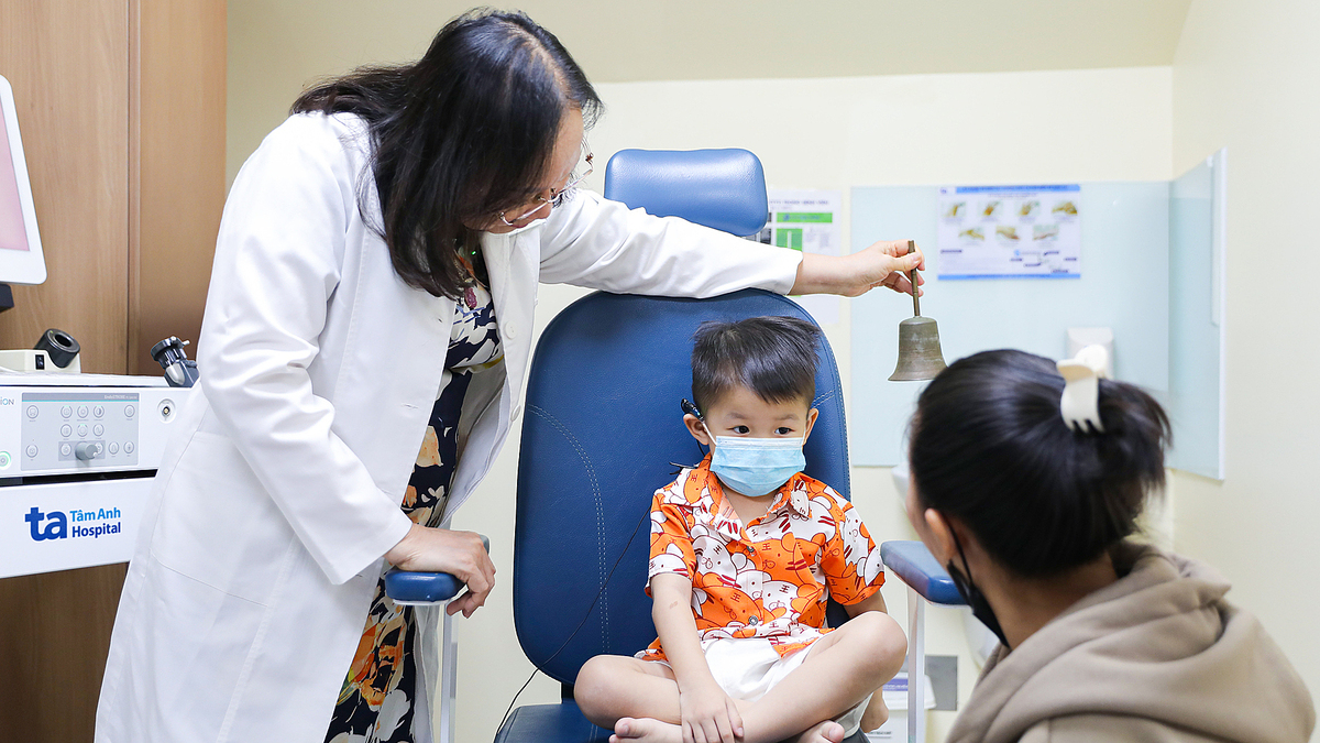 Cấy điện cực ốc tai cho bé trai điếc sâu bẩm sinh
