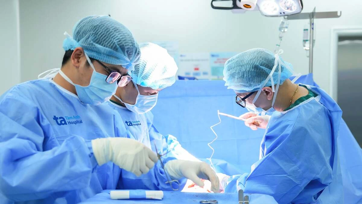 Thai phụ xoắn buồng trứng hai lần trong 4 ngày