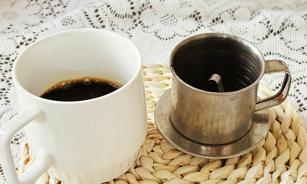 Cách uống cà phê hạn chế răng ố vàng