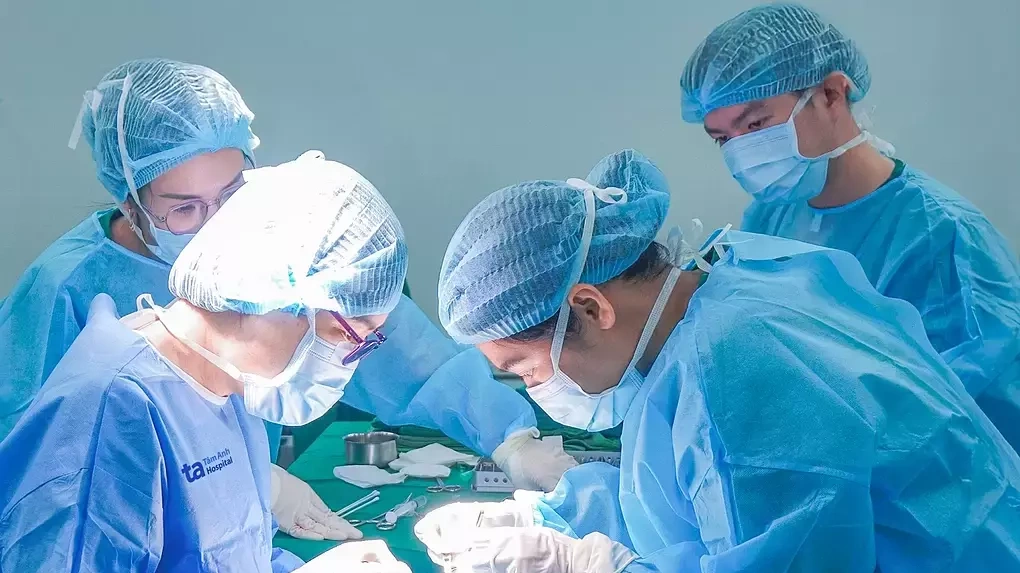 Bé gái 6 tuổi bị lác mắt khó nhận biết
