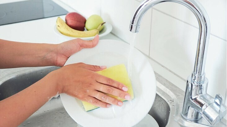 Ổ vi khuẩn nguy hiểm bám trên miếng xốp rửa bát