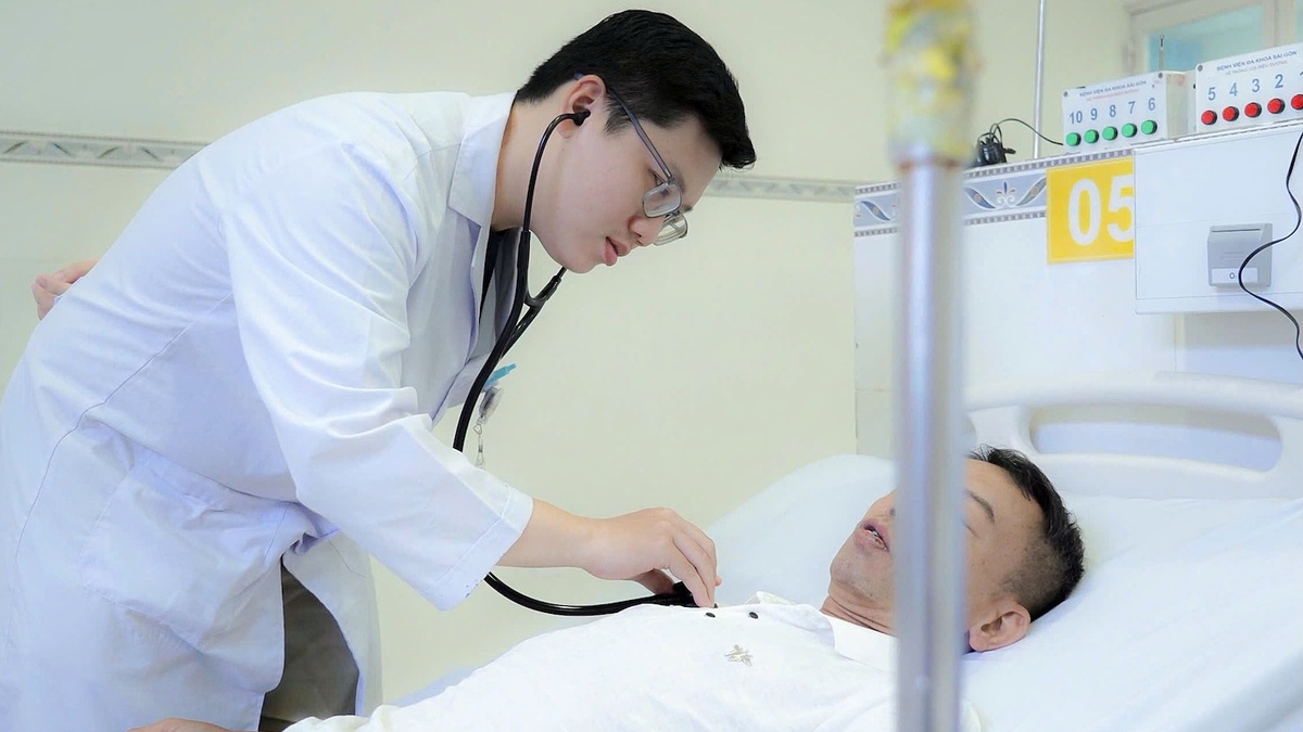 Ngã quỵ khi ăn cơm, thoát chết nhờ 15 phút ép tim của người nhà
