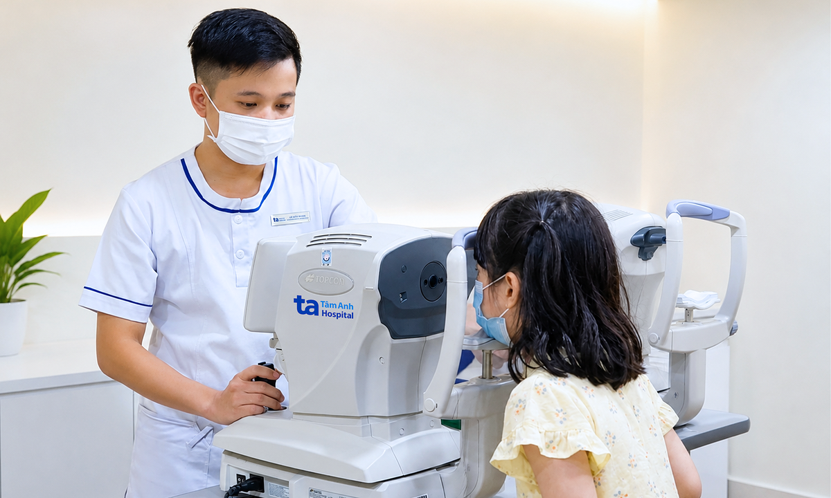 Bé 6 tuổi viễn thị 7 độ