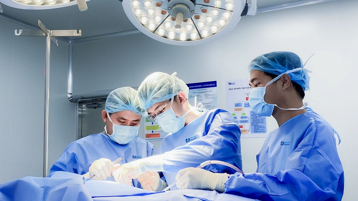 Vừa thay khớp vừa kết hợp xương cho người phụ nữ