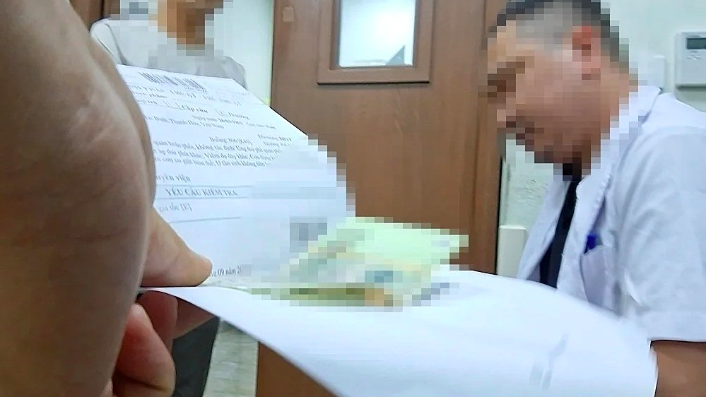Người bệnh phản ánh "kẹp tiền để được xạ trị sớm" ở Bệnh viện E