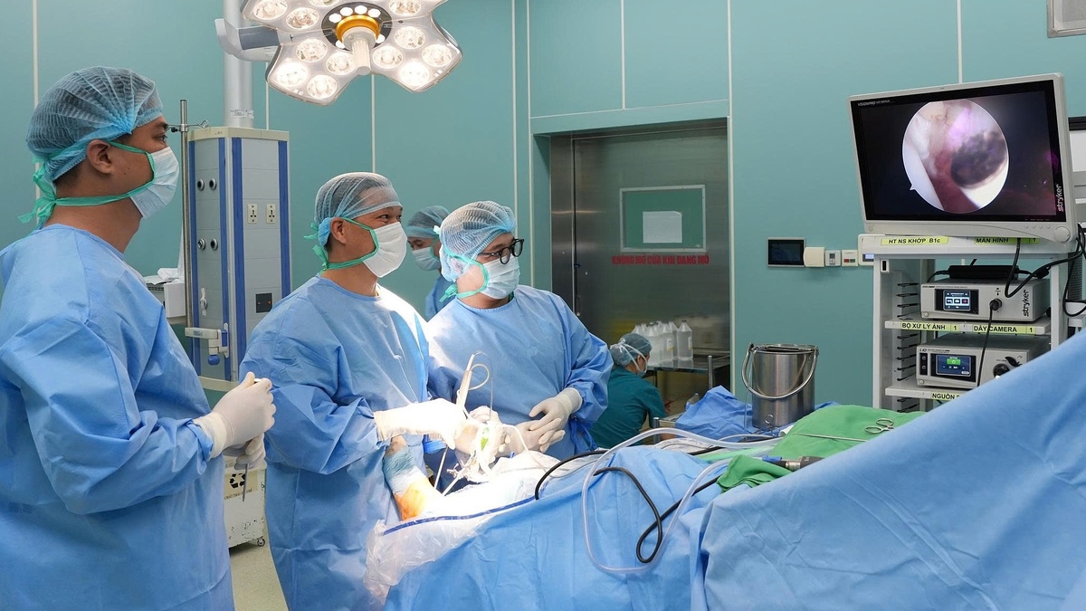 Bỏ qua khởi động, dễ chấn thương cổ chân khi chơi thể thao