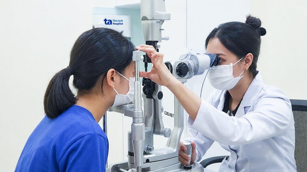 Dây cáp trên đường bất ngờ rơi quẹt mắt bé gái gây rách võng mạc
