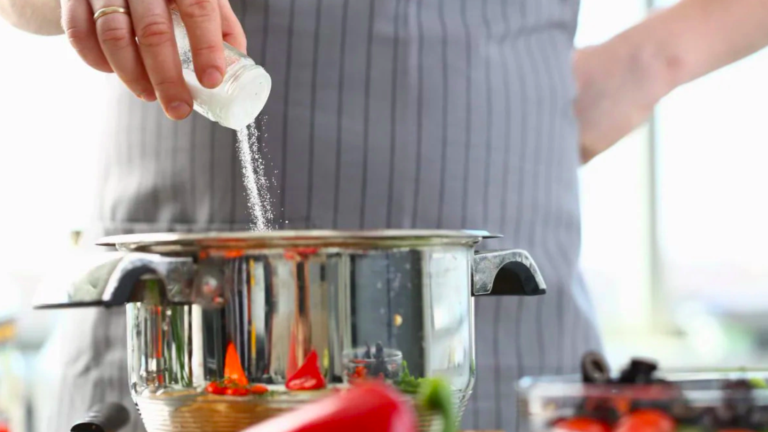 Bác sĩ chỉ cách giảm muối trong bữa ăn, bảo vệ tim và thận