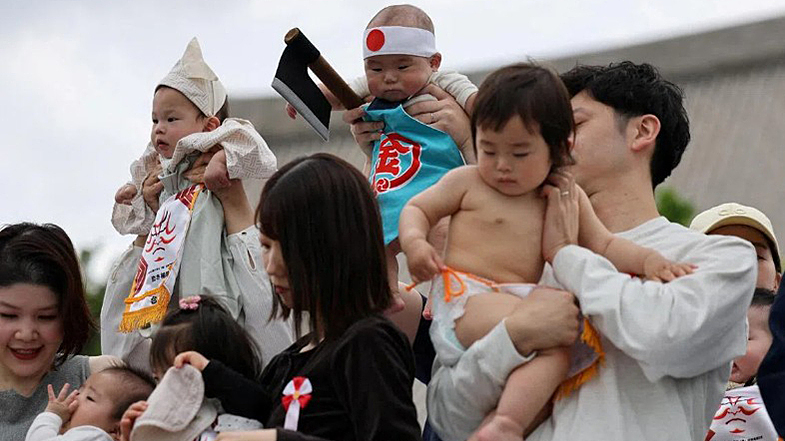 Tokyo dùng AI và "siêu trợ cấp" chặn đà giảm sinh