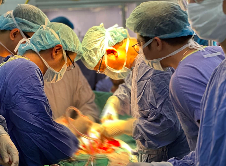 Chủ quan tiểu máu, người đàn ông mất toàn bộ bàng quang