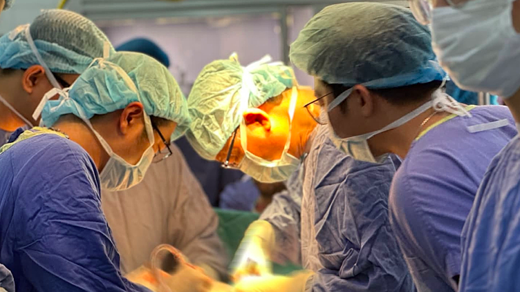 Chủ quan tiểu máu, người đàn ông mất toàn bộ bàng quang