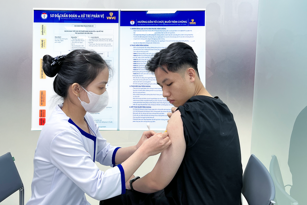 Nam thanh niên 22 tuổi tiêm vaccine sốt xuất huyết tại VNVC Quận 9, TP HCM để phòng bệnh khi nơi ở có nhiều muỗi. Ảnh: Diệu Thuần