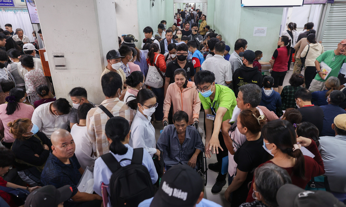 Chen chúc từ rạng sáng chờ khám tại Bệnh viện Chợ Rẫy