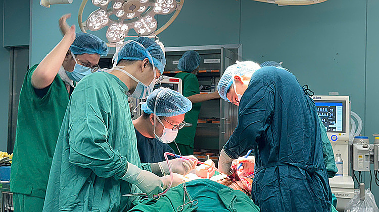 Chườm nóng trị tê chân, người đàn ông hoại tử lộ gân xương