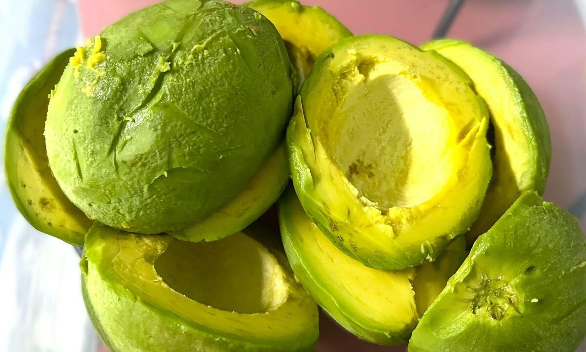 Có nên ăn bơ thay cho thịt, cá để giảm cân?