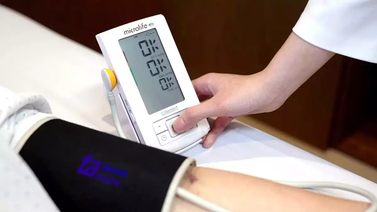 Vì sao không nên nói chuyện khi đo huyết áp?