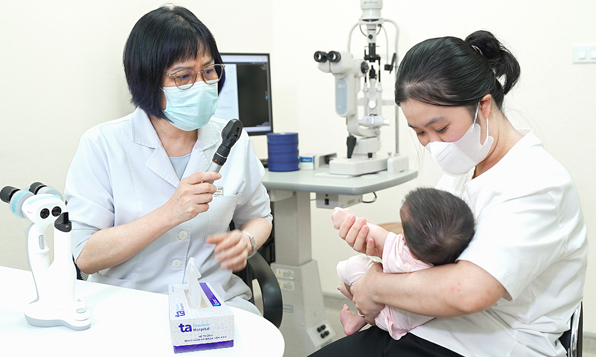 Bé 6 tháng tuổi đục thủy tinh thể bẩm sinh