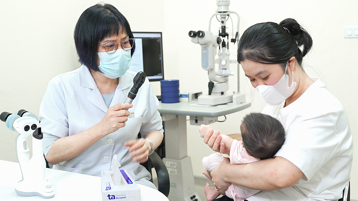 Bé 6 tháng tuổi đục thủy tinh thể bẩm sinh