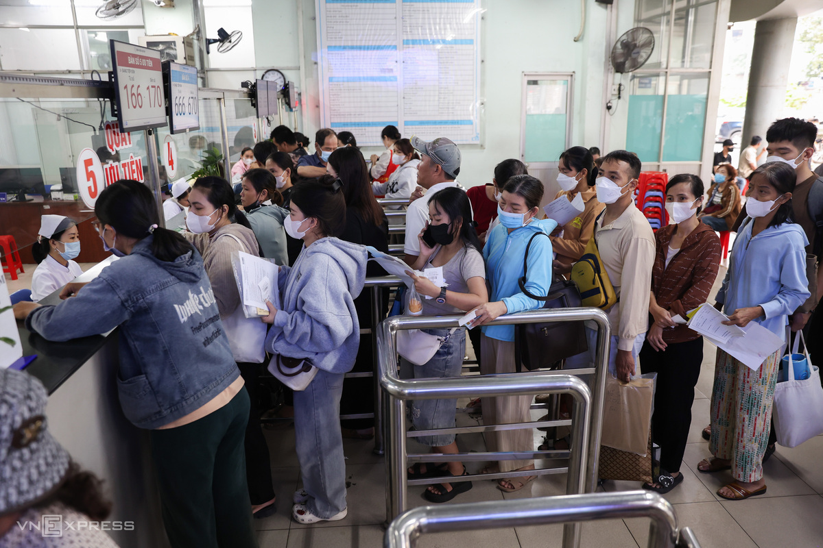 Automatic ticket kiosks and reception counters remain heavily frequented, though conditions have eased over the past year following the introduction of an app-based appointment registration system that cuts down on early morning queues.