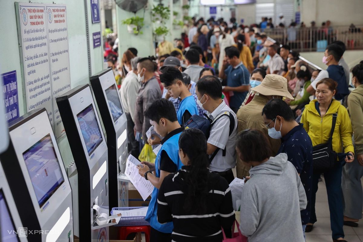 Automatic ticket kiosks and reception counters remain heavily frequented, though conditions have eased over the past year following the introduction of an app-based appointment registration system that cuts down on early morning queues.