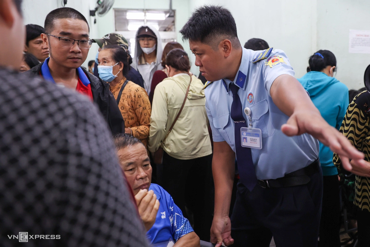 The hospital experiences its heaviest congestion between 7 and 8 a.m., when nearly every walkway becomes jammed with arriving patients and family members.