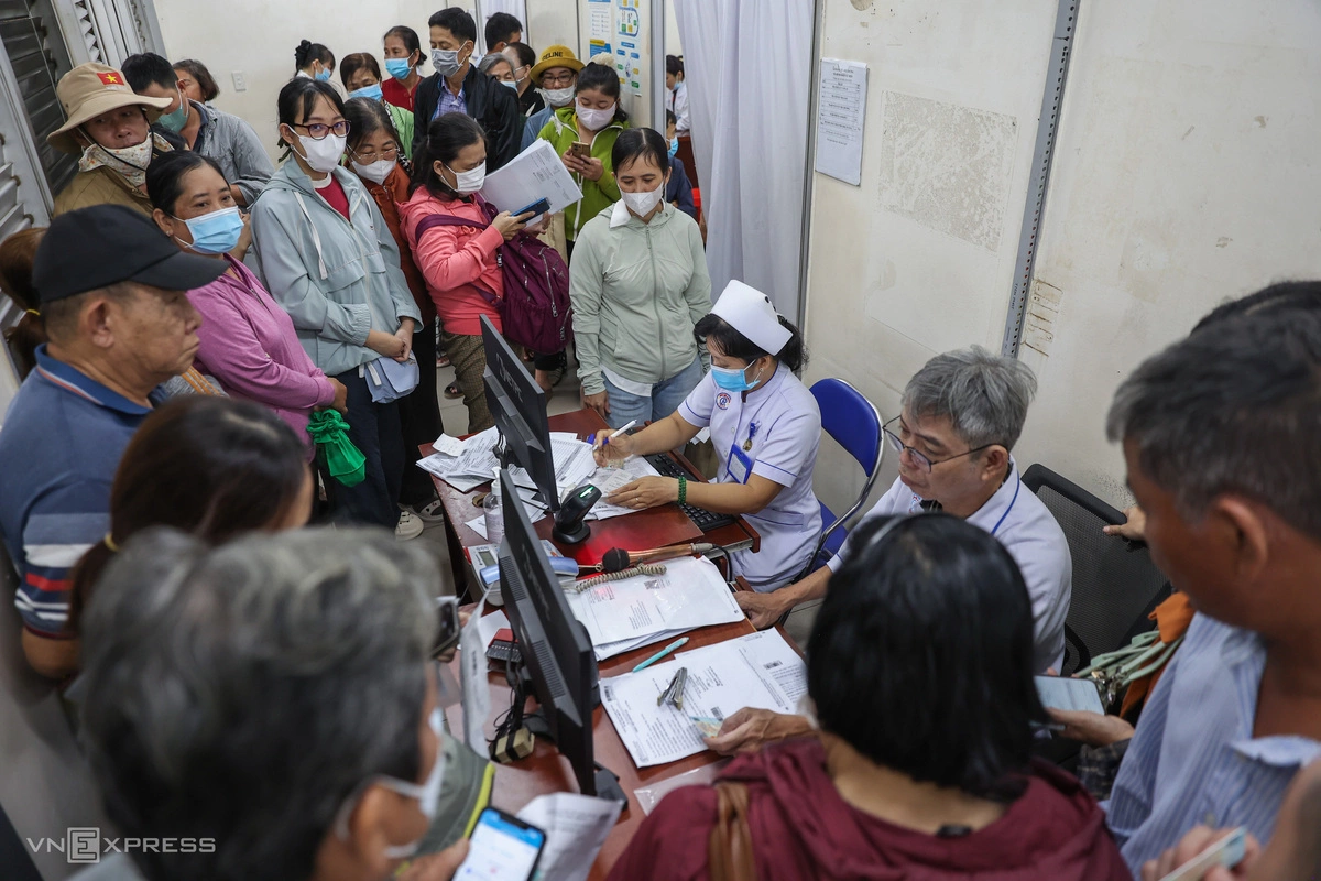 Examination rooms fill rapidly from the early morning hours, forcing numerous patients to remain standing due to a shortage of available seating.