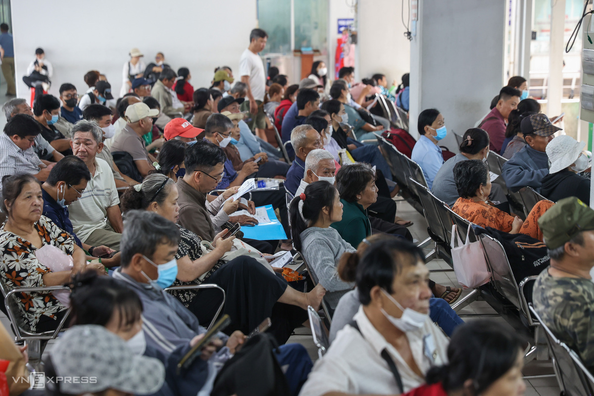 The pharmacy counters face heavy crowding as patients conclude examinations and diagnostic tests, collect their prescribed medications, and exit the facility before midday.