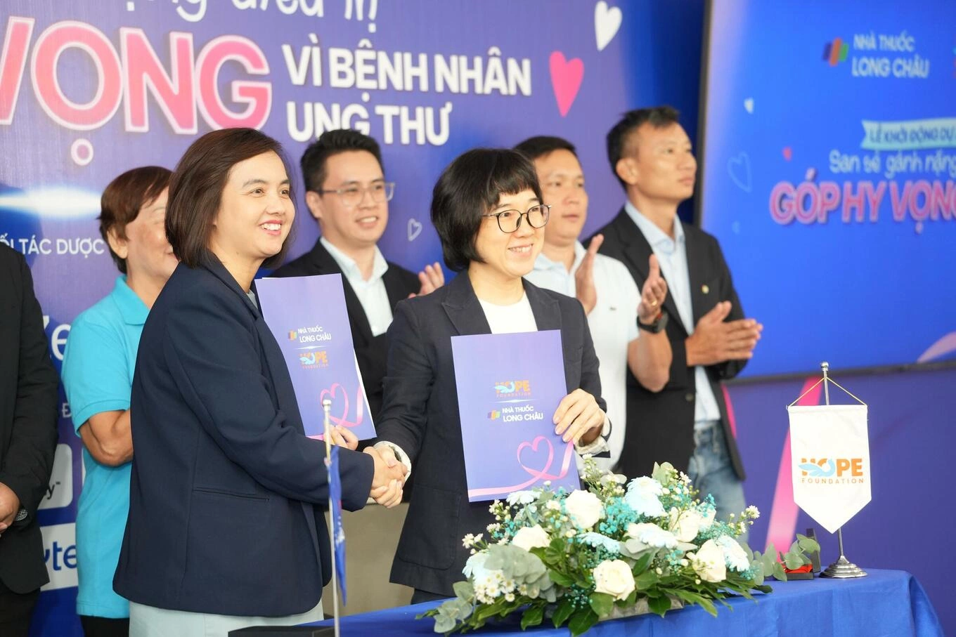 Đại diện Long Châu và Quỹ Hy vọng ký kết nhằm hỗ trợ điều trị cho bệnh nhân ung thư. Ảnh: HOPE Foundation
