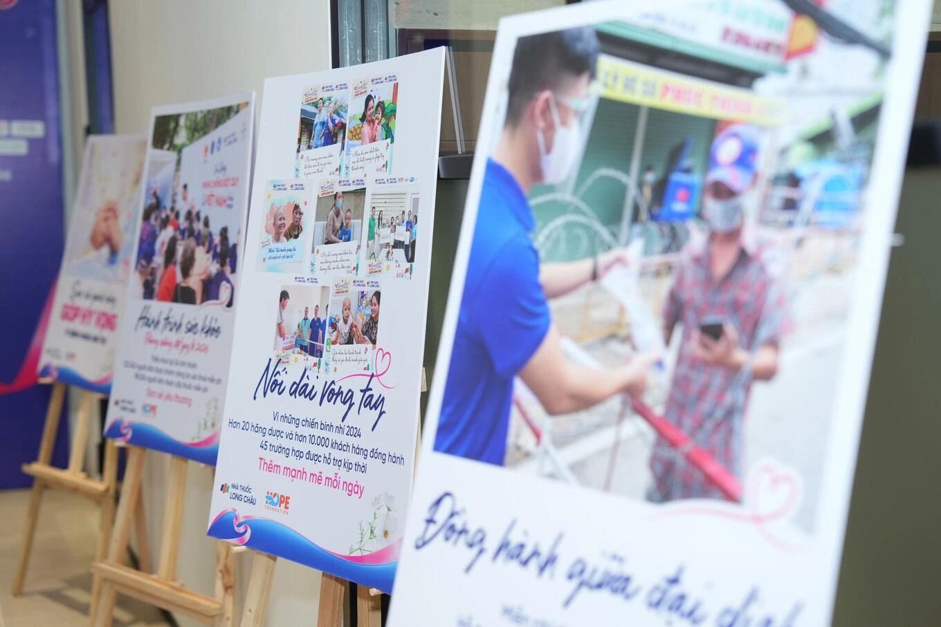 Triển lãm ảnh các hoạt động vì sức khỏe cộng đồng. Ảnh: HOPE Foundation