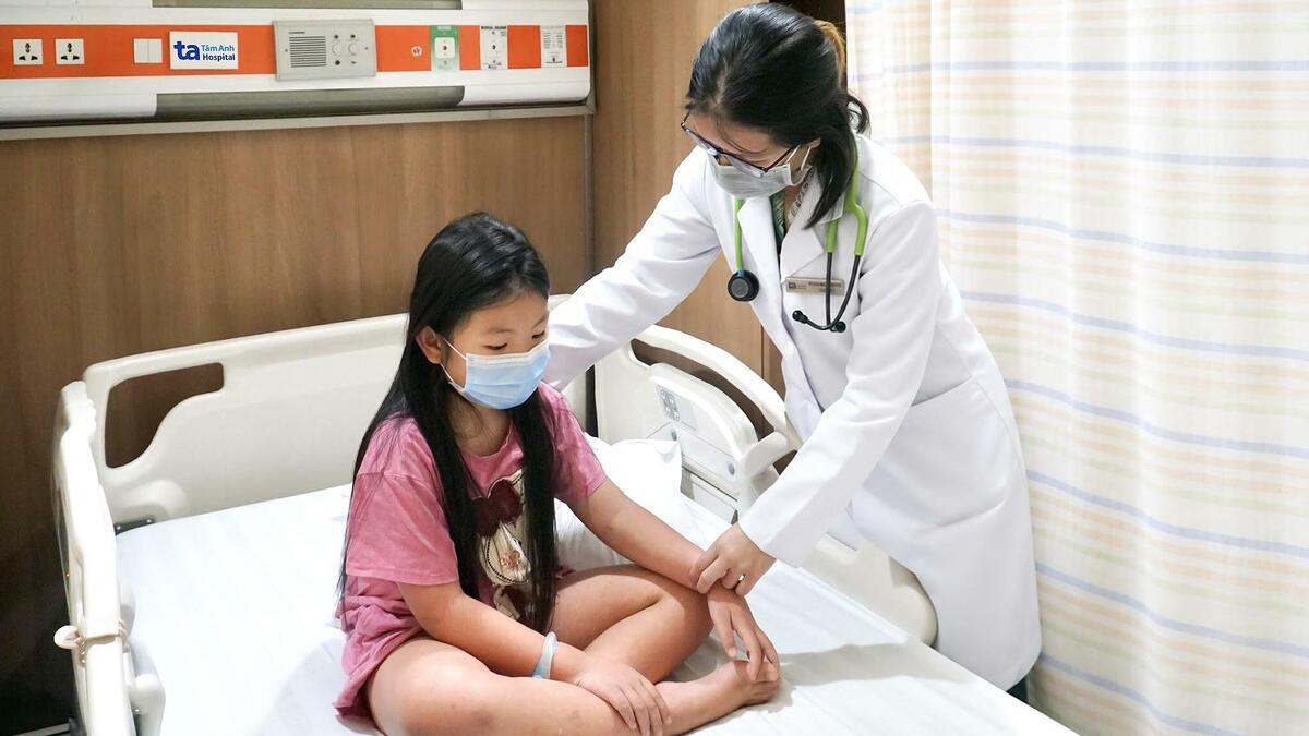 Cả nhà sốt xuất huyết, bé gái nhập viện