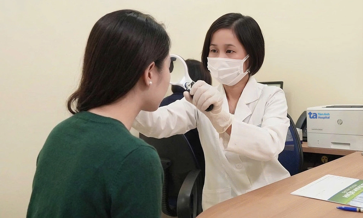 Cô gái dị ứng với ánh nắng