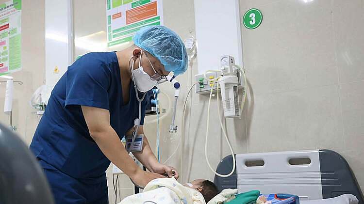 Bé sơ sinh bỏng đường thở vì người nhà nhỏ nhầm axit vào miệng