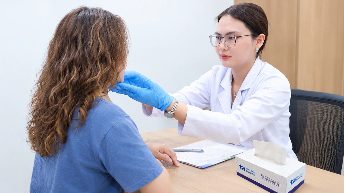 Tẩy nốt ruồi để lại sẹo lõm trên da mặt