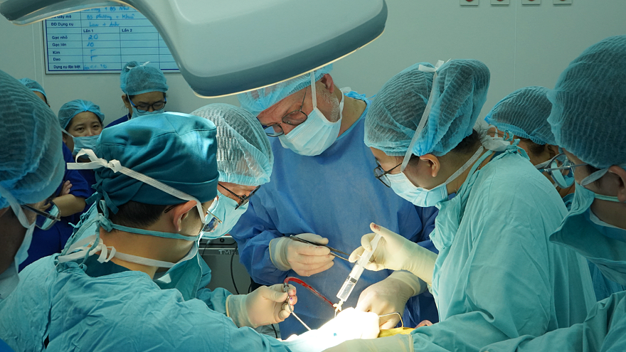 Việt Nam lần đầu cấy điện cực thính giác thân não cho trẻ điếc bẩm sinh