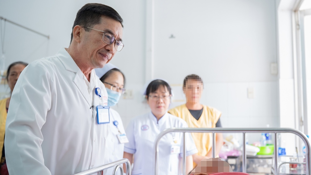 Người phụ nữ đa chấn thương do nhánh cây rơi trúng ở TP HCM