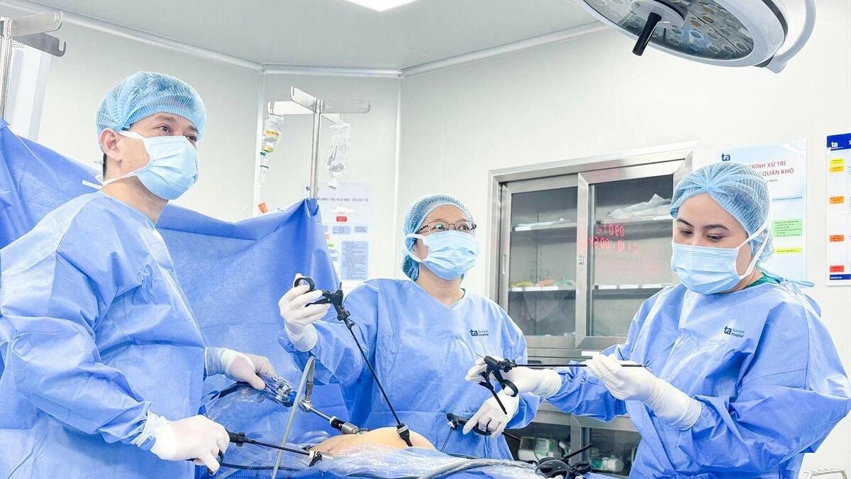 Kỹ thuật nội soi đưa buồng trứng ra ngoài vùng chiếu xạ ung thư
