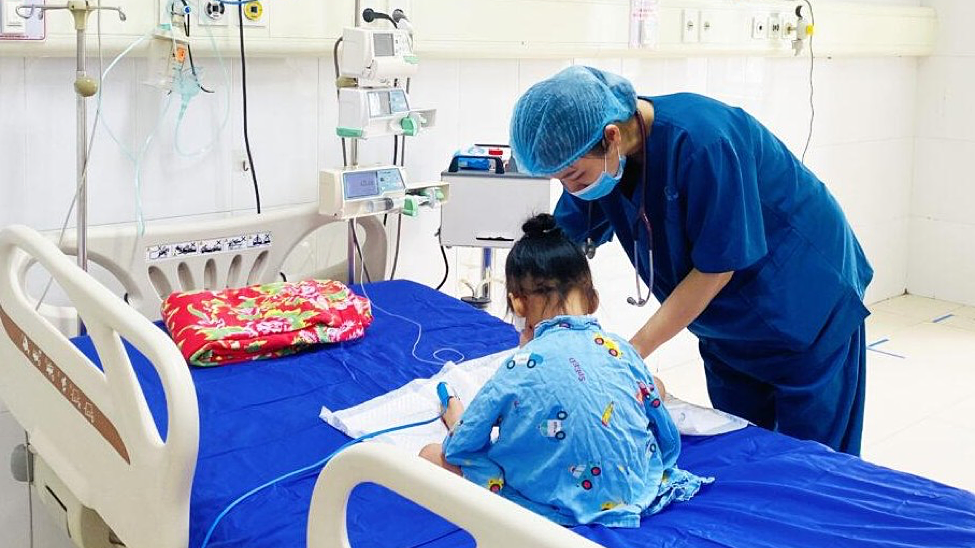 Có nên để trẻ một tuổi mắc thủy đậu thay vì tiêm vaccine?