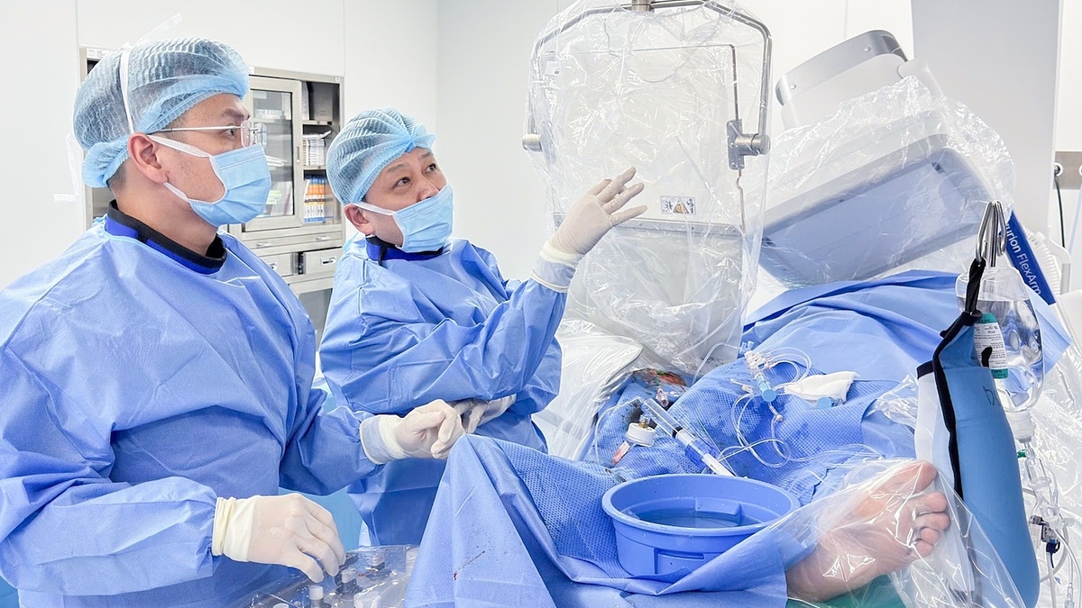 Bác sĩ Chợ Rẫy cứu hai bệnh nhân nhồi máu cơ tim ở Phú Quốc
