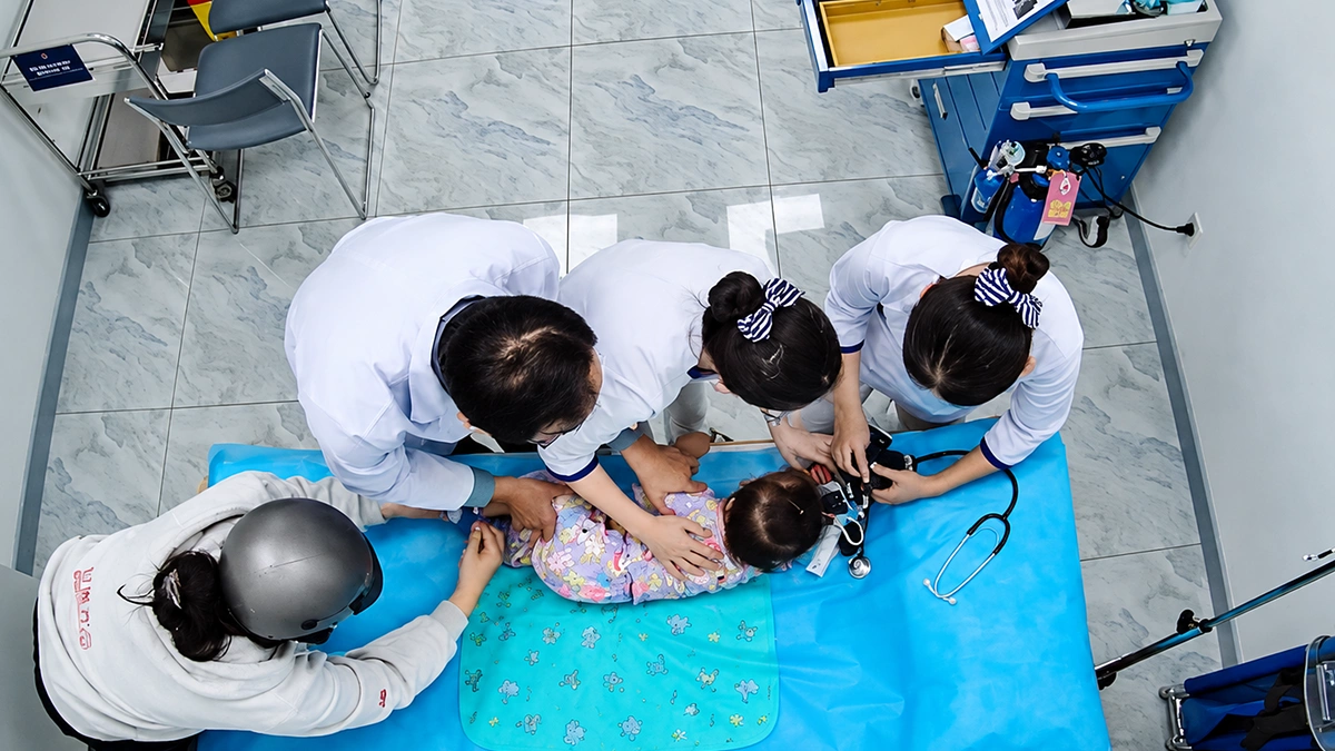 Bé gái 18 tháng tím tái co giật sau hai ngày ho sốt
