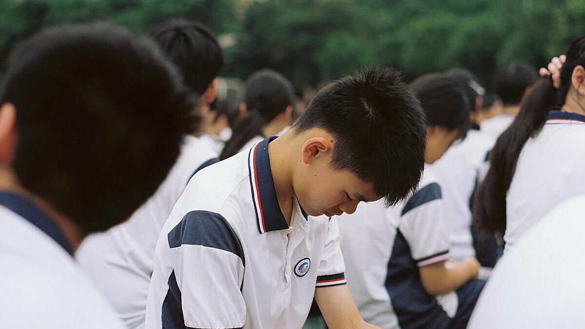Cột sống "già trước tuổi" ở hàng triệu học sinh Trung Quốc
