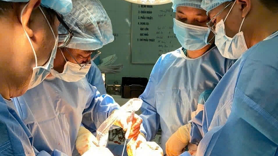 Người phụ nữ để nẹp vít 4 năm trong chân, bác sĩ phải khoan phá để tháo