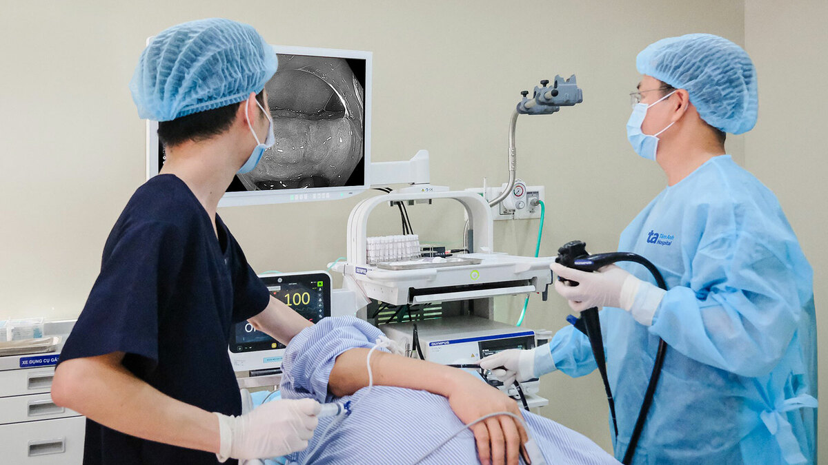Polyp to gần nửa gang tay gây xuất huyết