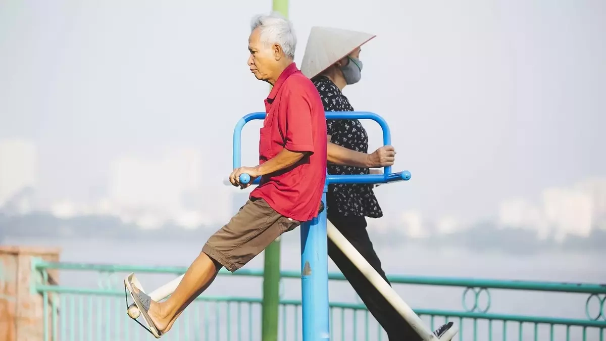Vì sao chiều cao giảm dần khi bạn già đi?