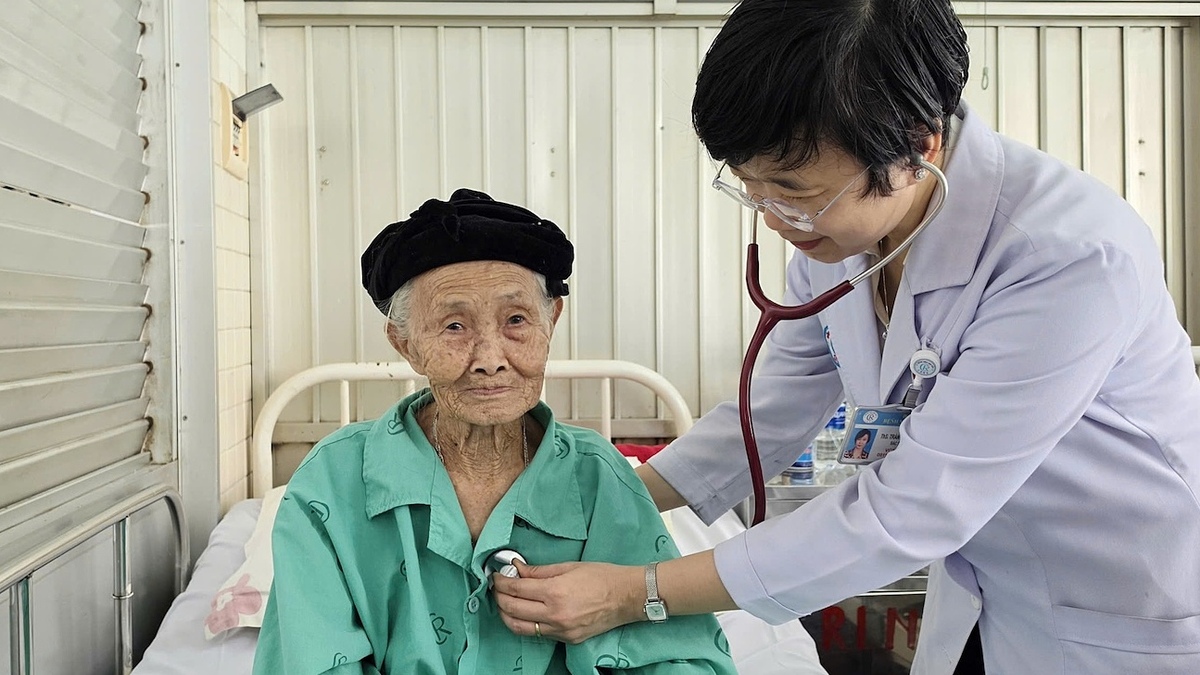 Bác sĩ Chợ Rẫy sửa lỗi "nhịp tim vừa nhanh vừa chậm" cho cụ bà 104 tuổi